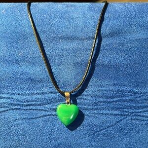 Green hart pendant necklace.‎